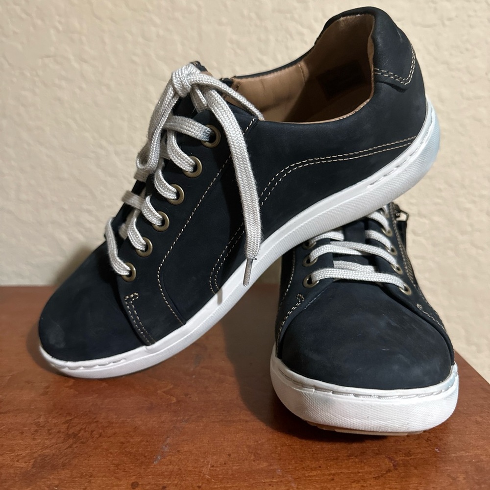 Women CLARKS SIZE 7 W  DENIM BLUE leather SHOES TENNIS ZIPPER TIE.